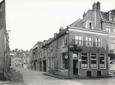 61532 Gezicht in de Lange Koestraat te Utrecht tussen Willemstraat en Catharijnekade, uit het oosten. Rechts het café ...